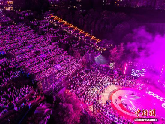 8月16日晚,在贵州省毕节市同心城市公园,响水滩音乐季“致青春”专场如期开场,市民和游客早早来到现场席地而坐,享受一场充满青春旋律的文化盛宴。2025年夏季,毕节市依托凉爽的气候优势,通过音乐与避暑体验深度融合,将天然“凉资源”转化为文旅“热经济”。罗大富 摄 8月16日晚,在贵州省毕节市同心城市公园,响水滩音乐季“致青春”专场如期开场,市民和游客早早来到现场席地而坐,享受一场充满青春旋律的文化盛宴。2025年夏季,毕节市依托凉爽的气候优势,通过音乐与避暑体验深度融合,将天然“凉资源”转化为文旅“热经济”。罗大富 摄