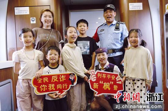 图为:铁路民警在列车上开展反诈宣传。中新社发 贺瑞明 摄