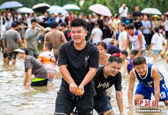 图为民众在稻田里参加抓鸭捕鱼趣味活动。罗京来 摄 图为民众在稻田里参加抓鸭捕鱼趣味活动。罗京来 摄