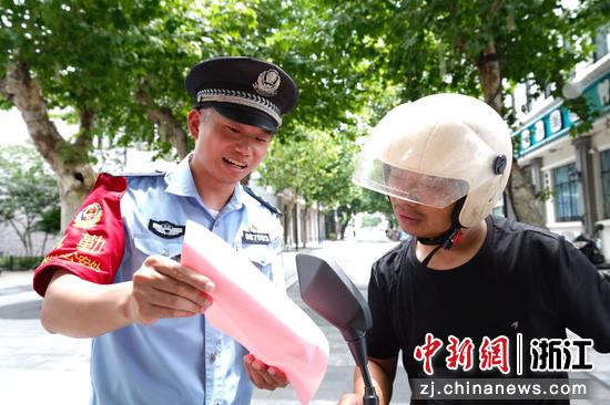 图为:铁路民警在街头开展安全宣传。中新社发 贺瑞明 摄