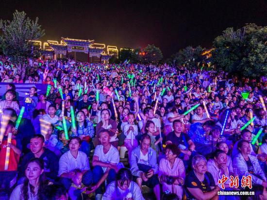 图为游客和市民在毕节市同心城市公园里观赏音乐季演出。罗大富 摄 图为游客和市民在毕节市同心城市公园里观赏音乐季演出。罗大富 摄