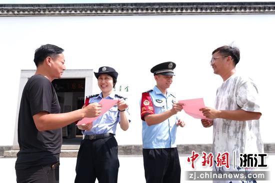 图为:铁路民警进行安全宣传。中新社发 贺瑞明 摄