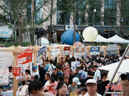 8月17日，贵州省贵阳市观山湖区，民众在逛咖啡集市。中新社记者 周燕玲 摄