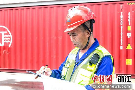 熊道亮检查作业细节。金温铁道公司 供图 熊道亮检查作业细节。金温铁道公司 供图