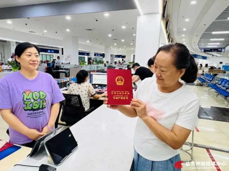 在昌吉政务服务中心不动产登记窗口,昌吉市民周女士领取到了不动产权证书。左晓雨 摄 在昌吉政务服务中心不动产登记窗口,昌吉市民周女士领取到了不动产权证书。左晓雨 摄