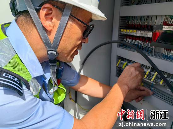 李国城配电房巡检。浙江交通集团高速公路台州管理中心 供图 李国城配电房巡检。浙江交通集团高速公路台州管理中心 供图