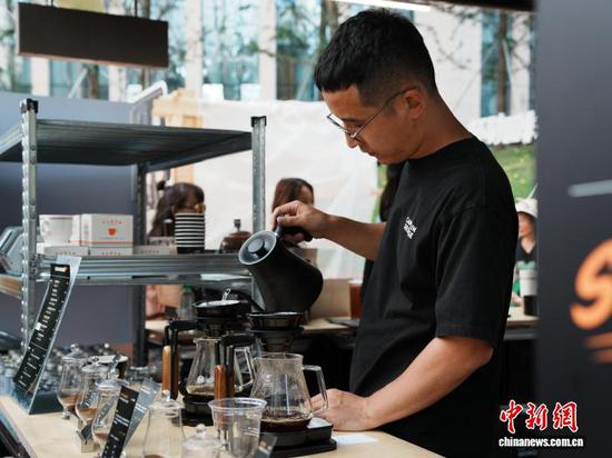 8月17日，贵州省贵阳市观山湖区，咖啡师在咖啡集市上制作手冲咖啡。中新社记者 周燕玲 摄