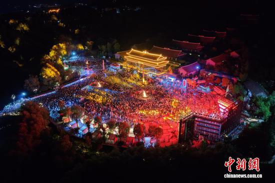 图为万人齐跳乌蒙欢歌现场 。 袁德志 摄