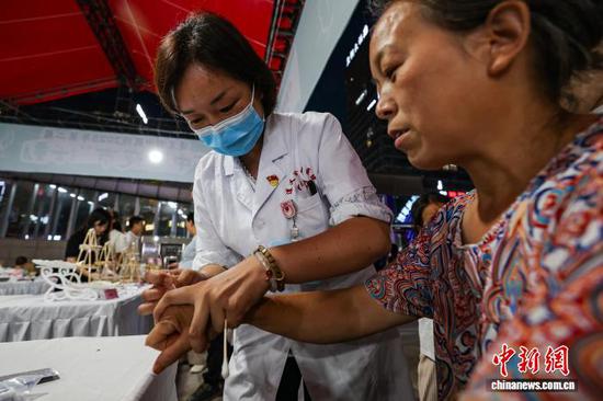 图为医护人员为市民针灸。中新社记者 瞿宏伦 摄