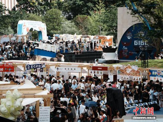 8月17日，贵州省贵阳市观山湖区，民众在逛咖啡集市。