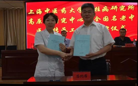 上海中医药大学副校长王拥军与和田市人民医院党总支书记俞筠梅代表双方签订了“王拥军全国名老中医药专家传承工作室”协议书。 吾尔凯西 摄