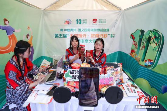 图为参赛选手在辣博会直播电商大赛现场直播带货。中新社记者 瞿宏伦 摄