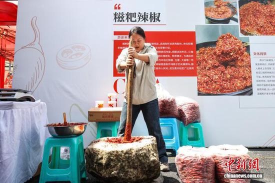 图为参观者在体验制作糍粑辣椒。中新社记者 瞿宏伦 摄