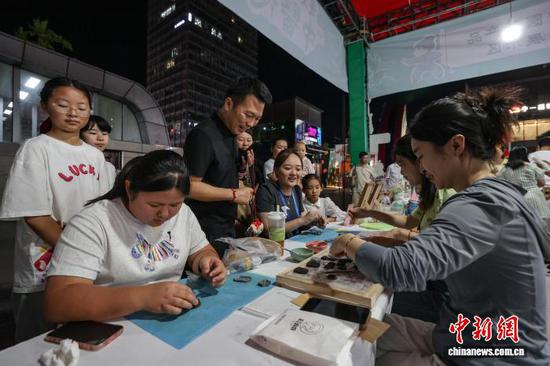 图为市民在体验制作艾草香牌。中新社记者 瞿宏伦 摄