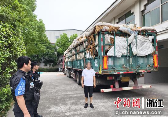 执法人员在拦截的半挂货车上发现大量烟叶。周丹 供图 执法人员在拦截的半挂货车上发现大量烟叶。周丹 供图