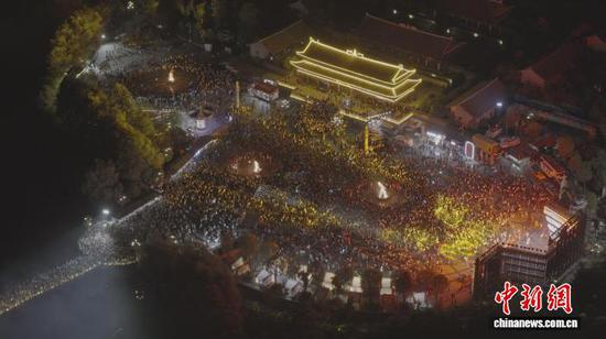 图为万人现场齐跳乌蒙欢歌。　李灵 摄