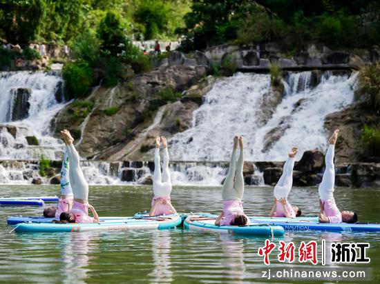 图为健身瑜伽比赛现场。(主办方供图) 图为健身瑜伽比赛现场。(主办方供图)