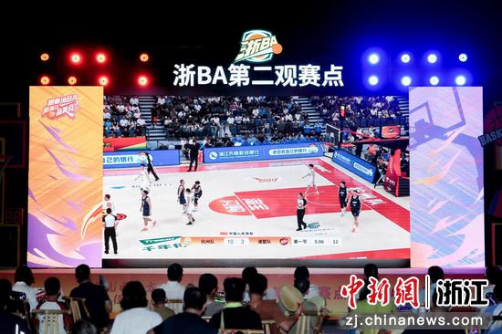 近日，游客在余杭径山禅茶第一村观赛。 （主办方供图）