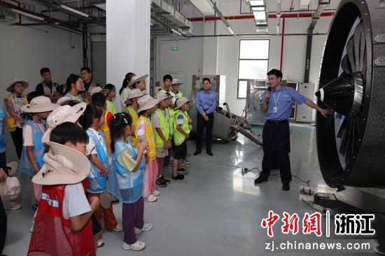 长龙航空职工子女夏令营现场教学。 长龙航空供图 长龙航空职工子女夏令营现场教学。 长龙航空供图
