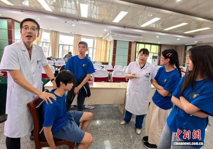 8国华裔青少年在新疆参与“中医药体验”活动