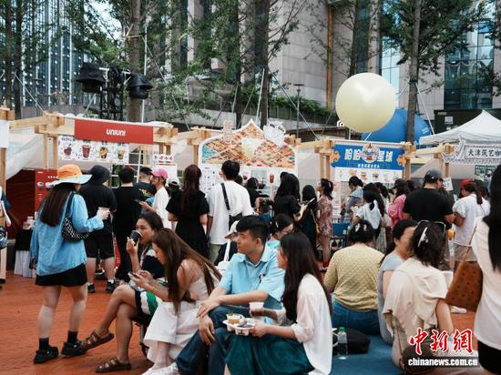 8月17日，贵州省贵阳市观山湖区，民众在咖啡集市上品尝购买的咖啡。中新社记者 周燕玲 摄