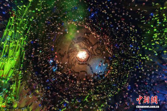 图为万人齐跳乌蒙欢歌现场 。 袁德志 摄