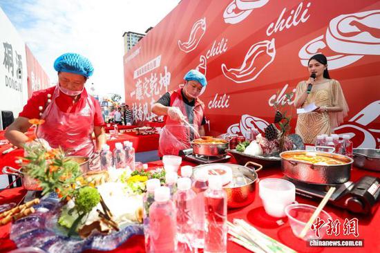 图为参赛选手在辣椒美食擂台赛烹饪火锅。中新社记者 瞿宏伦 摄