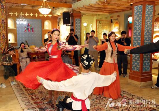 8月14日,和田团城的居民与游客齐聚一堂,载歌载舞的场景令人难忘。0