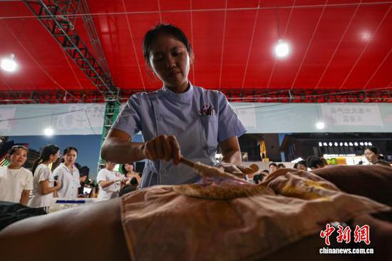 图为医护人员为市民火疗。中新社记者 瞿宏伦 摄