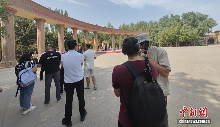 外媒探访新疆疏附县乐器村