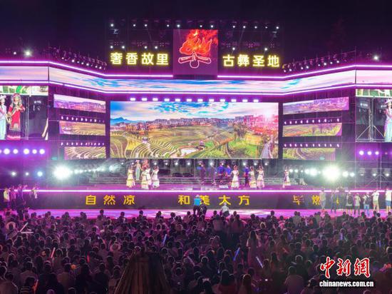 图为现场歌舞节目《守望撒麻》。  袁德志 摄