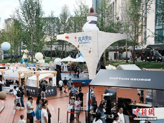 8月17日，贵州省贵阳市观山湖区，民众在逛咖啡集市。中新社记者 周燕玲 摄