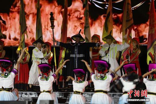 图为现场表演舞蹈《溯源·寻根》。何志刚 摄