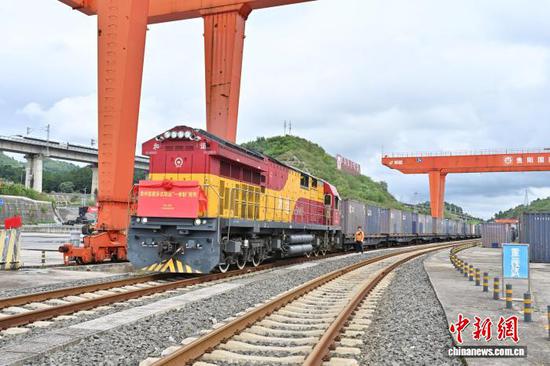 8月19日,贵州首趟多式联运“一单制”班列从贵阳发出。 杨亚文 摄 8月19日,贵州首趟多式联运“一单制”班列从贵阳发出。 杨亚文 摄
