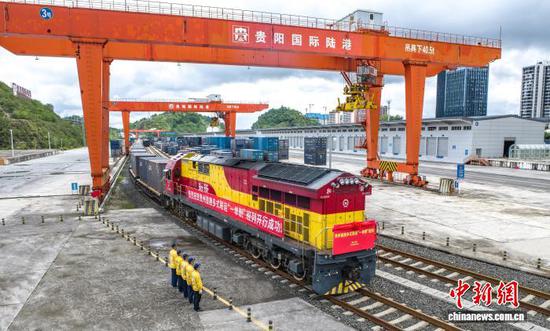 8月19日,贵州首趟多式联运“一单制”班列从贵阳发出。 贵阳南车站供图 8月19日,贵州首趟多式联运“一单制”班列从贵阳发出。 贵阳南车站供图