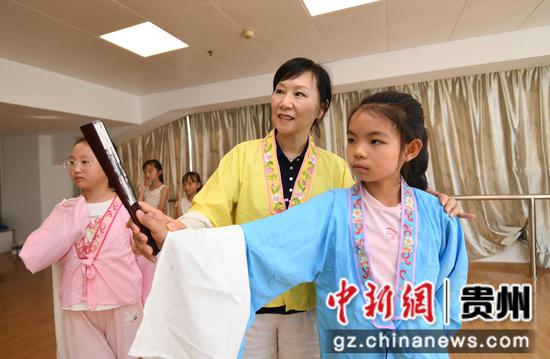 8月18日，在贵阳市南明区文化馆暑期未成年人文艺培训班，小朋友们正在越剧老师的指导下学习越剧。