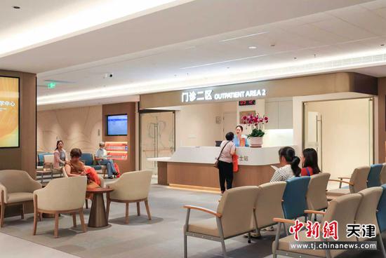 图为天津鹏瑞利医院内部,患者正在向医护人员咨询。(天津市西青区委宣传部 供图)