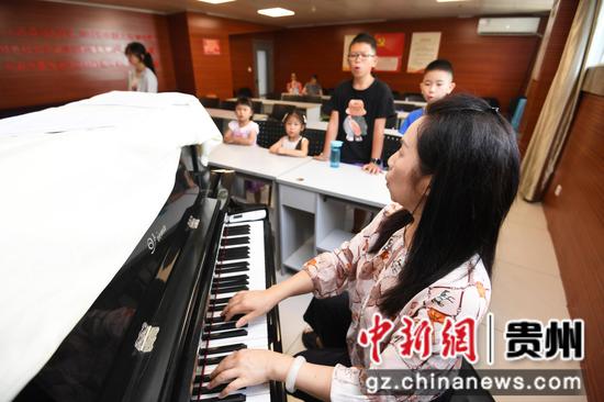 8月18日，在贵阳市南明区文化馆暑期未成年人文艺培训班，小朋友正在声乐老师的指导下学习声乐。