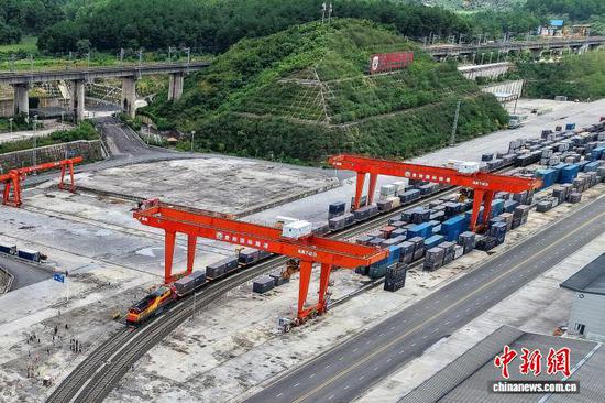 8月19日,贵州首趟多式联运“一单制”班列从贵阳发出。 黄熠 摄 8月19日,贵州首趟多式联运“一单制”班列从贵阳发出。 黄熠 摄