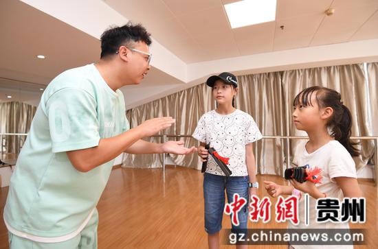 8月18日，在贵阳市南明区文化馆暑期未成年人文艺培训班，小朋友们正在曲艺老师的指导下学习相声。