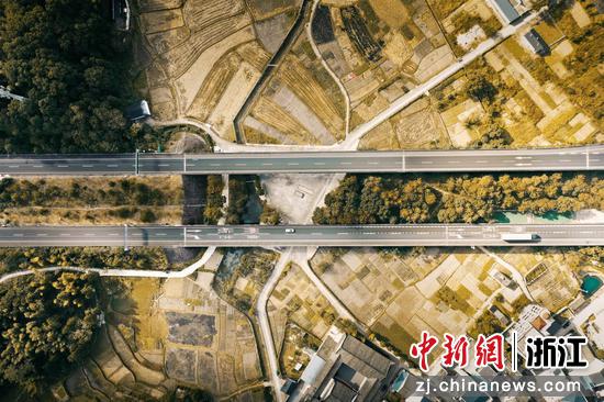 诸永高速公路枫林路段航拍图。陈佳佳 供图 诸永高速公路枫林路段航拍图。陈佳佳 供图