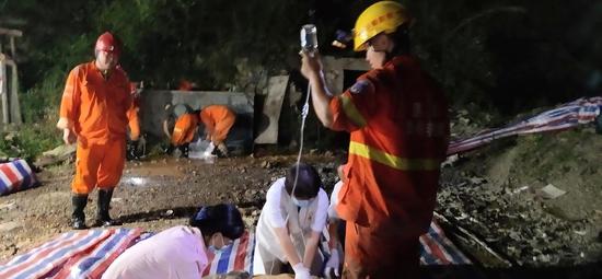 救援队伍现场争分夺秒抢救遇险人员。 救援队伍现场争分夺秒抢救遇险人员。