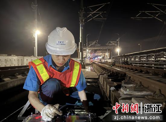 信号维修员进行道岔缺口测量。浙江交通集团 供图 信号维修员进行道岔缺口测量。浙江交通集团 供图