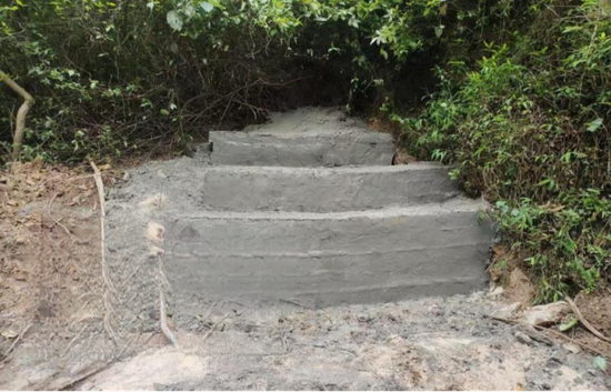 实施封堵的废弃矿井(硐)。 实施封堵的废弃矿井(硐)。