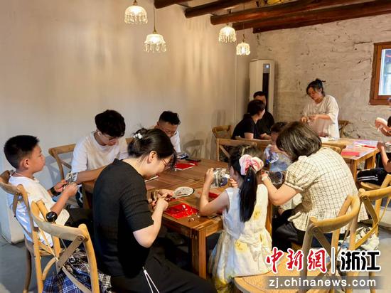 图为孩子与家长在“小乐地”做手工。宁海官方供图