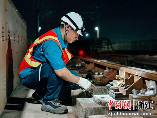 工作人员进行设备涂油。浙江交通集团 供图 工作人员进行设备涂油。浙江交通集团 供图