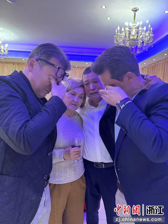 卓旭光与波兰的亲人喜极而泣 作者供图