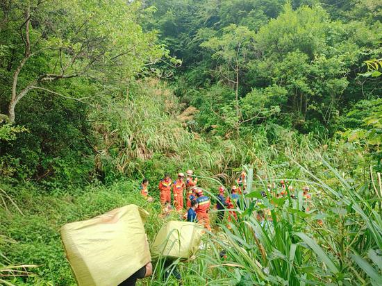 废弃矿井(硐)位置偏僻、山高林密,救援遇险人员难度极大。 废弃矿井(硐)位置偏僻、山高林密,救援遇险人员难度极大。