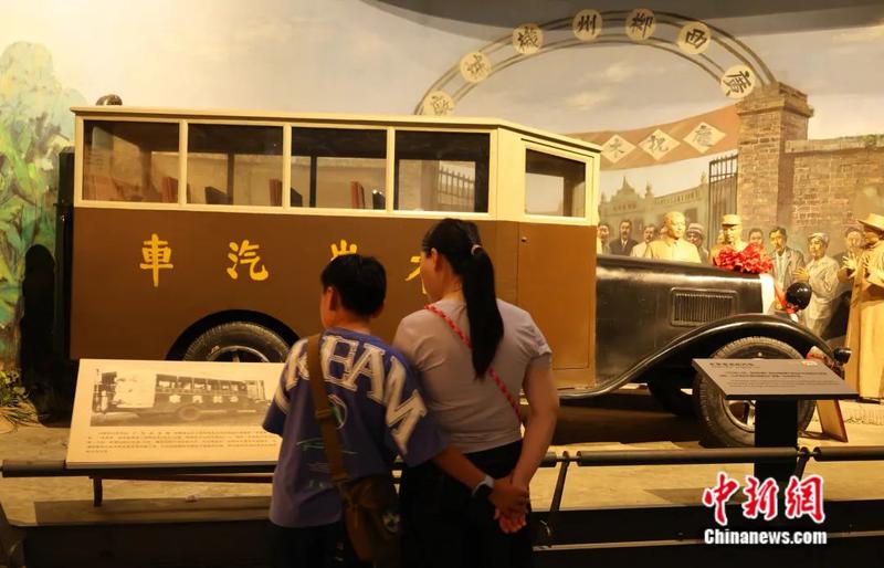 图为柳州工业博物馆内的广西首辆木炭汽车模型。林馨 摄