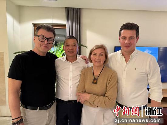 卓旭光与姑妈和两个堂弟的合影 作者供图